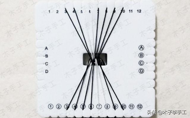 手机挂绳怎么装在手机壳上，手机壳怎么穿挂绳（用方形盘编器做的手机挂绳的编法图解）