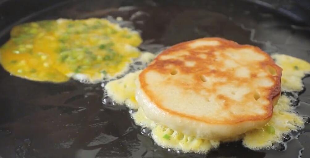 图片[5]-【发面葱花饼】做法步骤图 简单一搅 15分钟就出锅-起舞食谱网