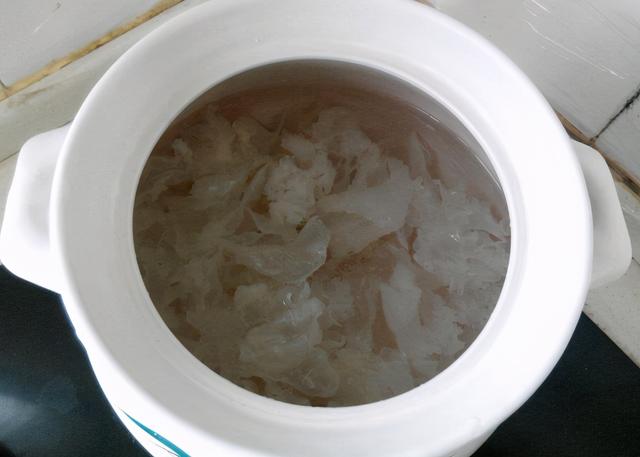 银耳煮多长时间能熟，银耳要煮多久才熟（记住不要直接下锅）