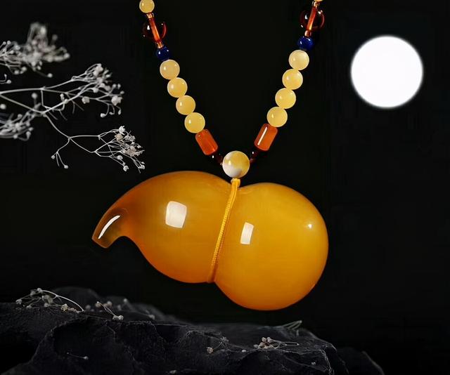 蜜蜡怎么鉴别，鸡油蜜蜡怎么鉴别（鉴别蜜蜡真假的10种方法）