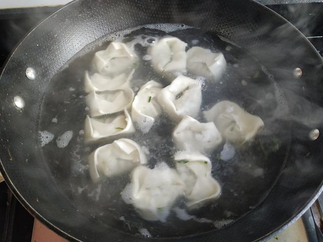 荠菜猪肉馅馄饨怎么调好吃，在我们家，但凡想不出要吃什么