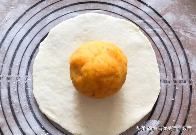 网红咸蛋黄饼干的做法，咸鸭蛋黄饼干（层次分明超级酥脆）