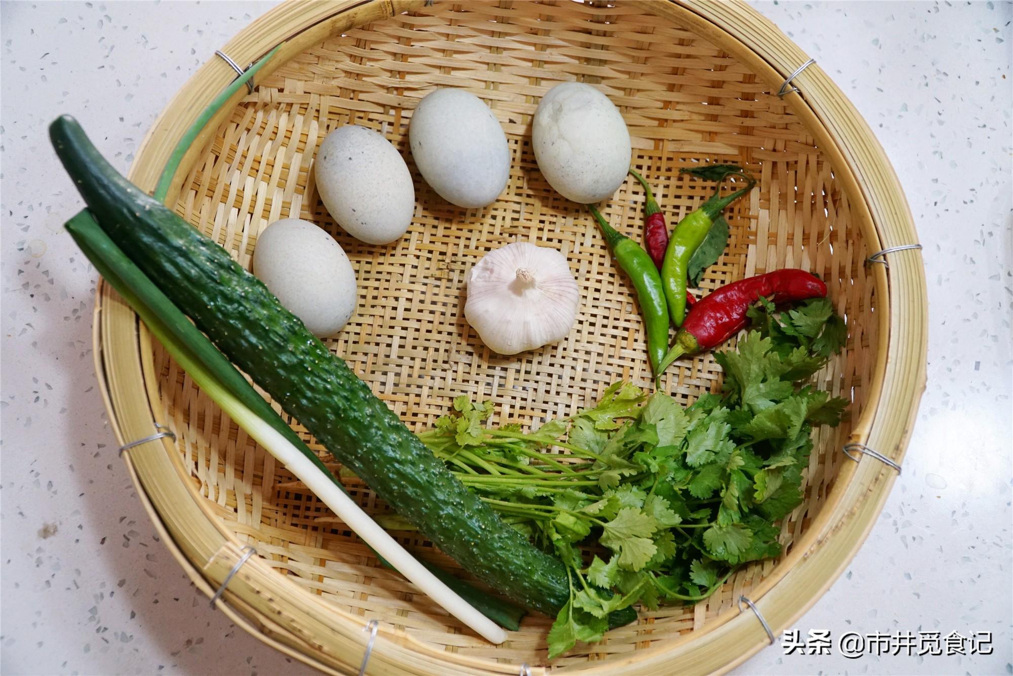 怎样做美味的凉拌松花蛋豆腐干黄瓜，豆腐和松花蛋凉拌菜怎么做（秋天最爱这道凉拌菜）