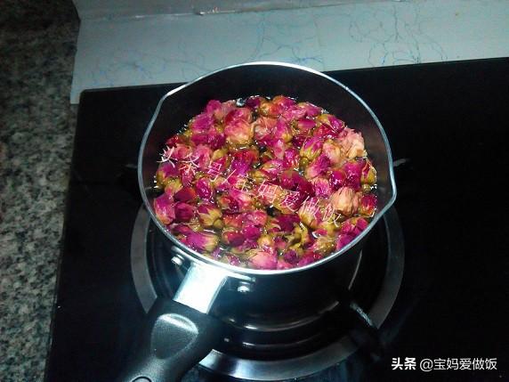 玫瑰花露怎么做，玫瑰花纯露的制作方法窍门（教你自制玫瑰花露：无添加）