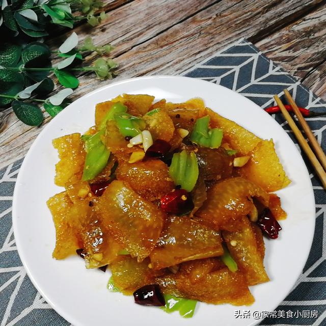 干皮肚怎么泡，干皮肚怎么泡能泡的多（尖椒炒皮肚这样做香辣入味）