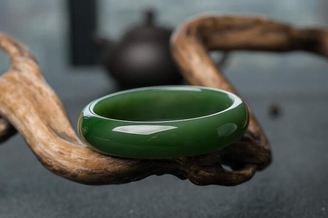 戴玉镯有什么好处，戴玉镯子的好处有哪些（戴玉镯的好处和禁忌大盘点）