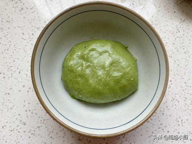 艾草青团怎么做会绿，艾青团子怎么做才绿（试试这样做个个碧绿不发黑）