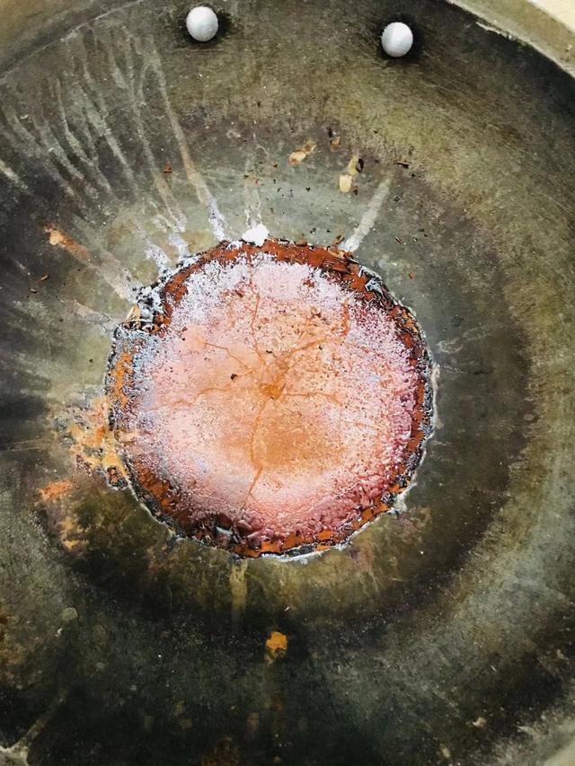 新买铁锅生锈的处理方法，买的新铁锅生锈怎么办（去除铁锅生锈最简单粗暴的方法）