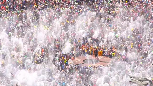 西双版纳傣族新年泼水，西双版纳风俗泼水节（版纳德宏万人泼水大PK）