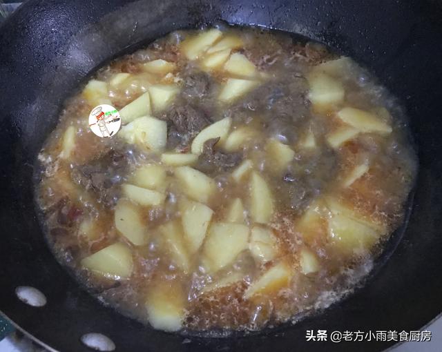 红烧牛肉炖土豆，红烧土豆牛肉的家常做法（这肉再贵也要买）