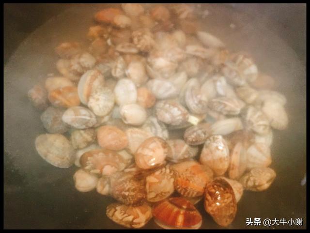 死掉的花甲焯水会开口吗，《花甲死了用开水煮会开口吗》