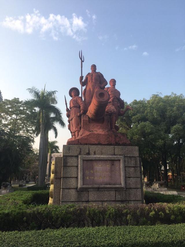 战死虎门的广东水师提督是， A.陈化成B.海龄C.左宝贵 D.关天培（虎门炮台上血染的风采：关天培）