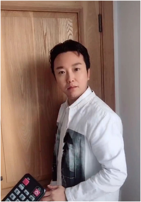 “两袖清风”的李玉刚，被问为何41岁还不结婚？回答凸显求生欲