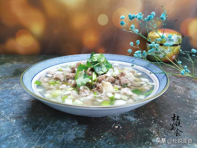 羊肉火鍋怎麼煮成白湯(羊肉火鍋的做法及配料羊肉湯怎麼熬)