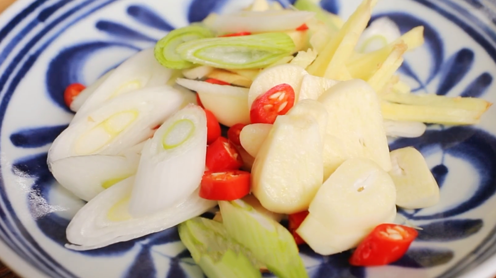 图片[3]-【大虾炖白菜】做法步骤图 营养又解馋 上桌连汤汁都不剩-起舞食谱网