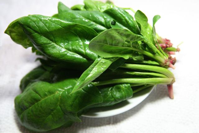 花菜焯水几分钟刚好，花菜焯水几分钟（蔬菜如何焯，营养才不会“跑”）