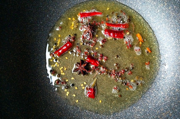 腊排骨火锅的做法，腊肉火锅做法图解（腊排骨火锅的家常做法）