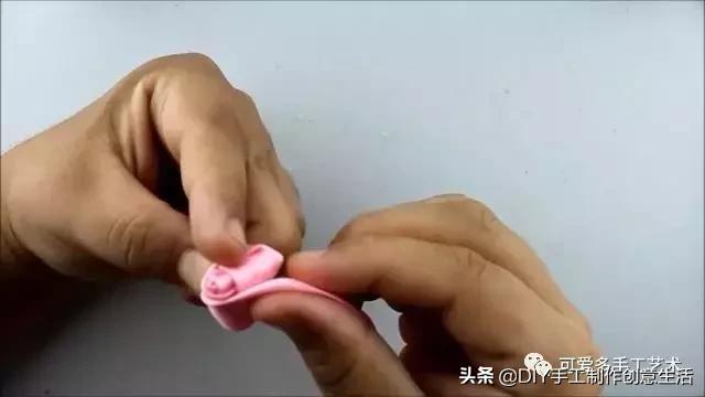 彩带的折法，彩带的折法大全 风铃花（一根丝带就卷出一朵螺旋形状的玫瑰）