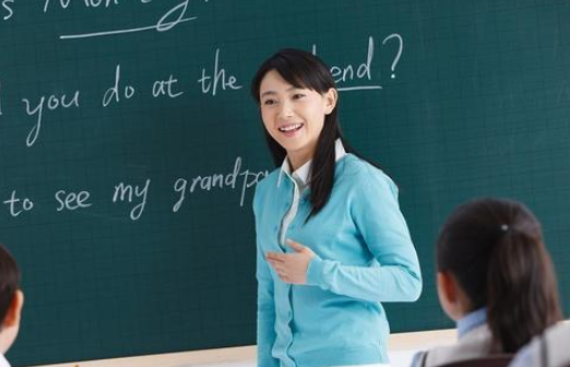 学校可以解聘教师的情形有（这四类人不能成为教师）