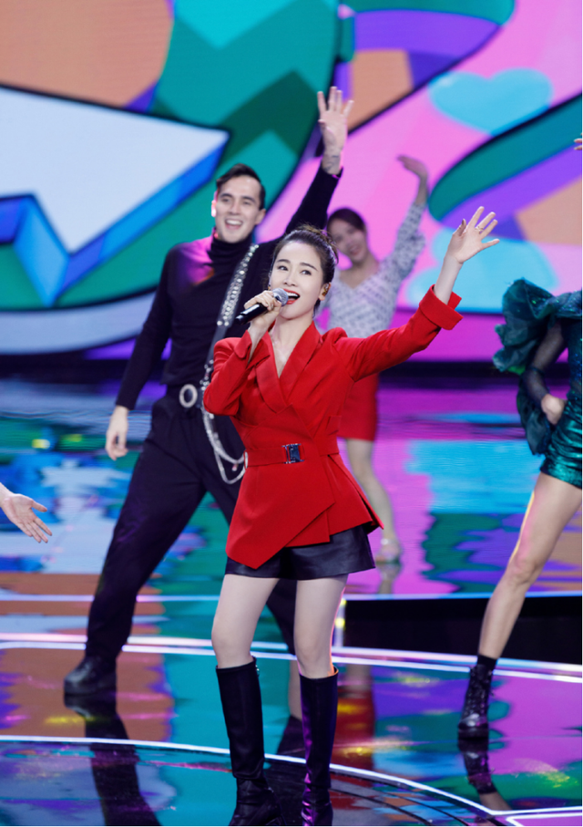 红色短裤配什么颜色上衣好看，红色短裤配什么上衣（左小青在女团里也没违和感）