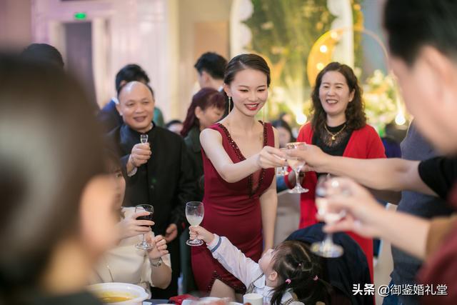 一定要注意伴娘礼服礼仪，伴娘应注意什么（婚礼当天新娘应该注意的仪态细节）