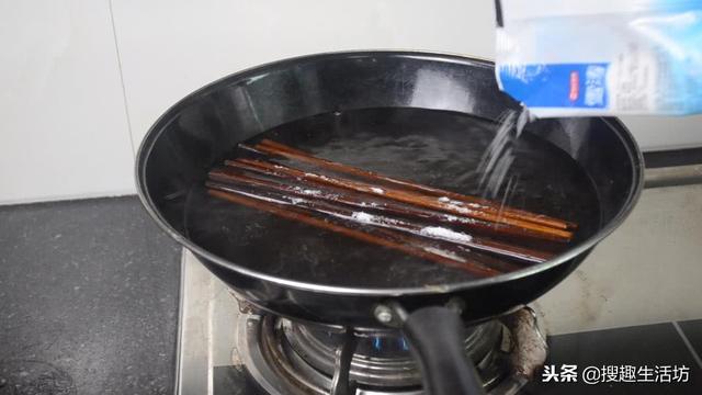 筷子发霉怎么弄干净，筷子发霉了怎么去除（多脏的筷子洗完就跟新的一样干净）