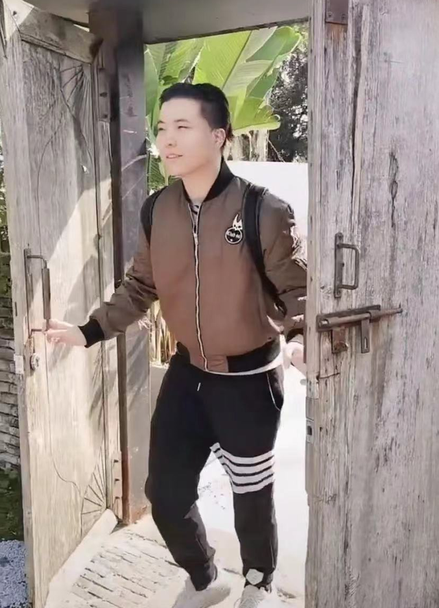 付笛生一家罕同框！儿子高大俊朗赶超爸爸，任静紧搂儿子白到发光