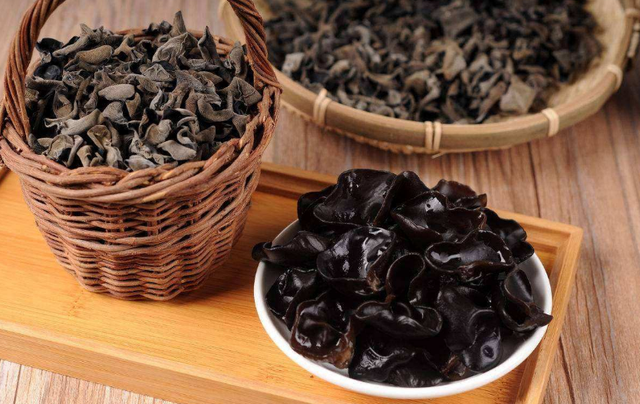 怎么样选够优质量的东北黑木耳，东北黑木耳的口感（4招保你挑到的木耳肥厚又劲道）