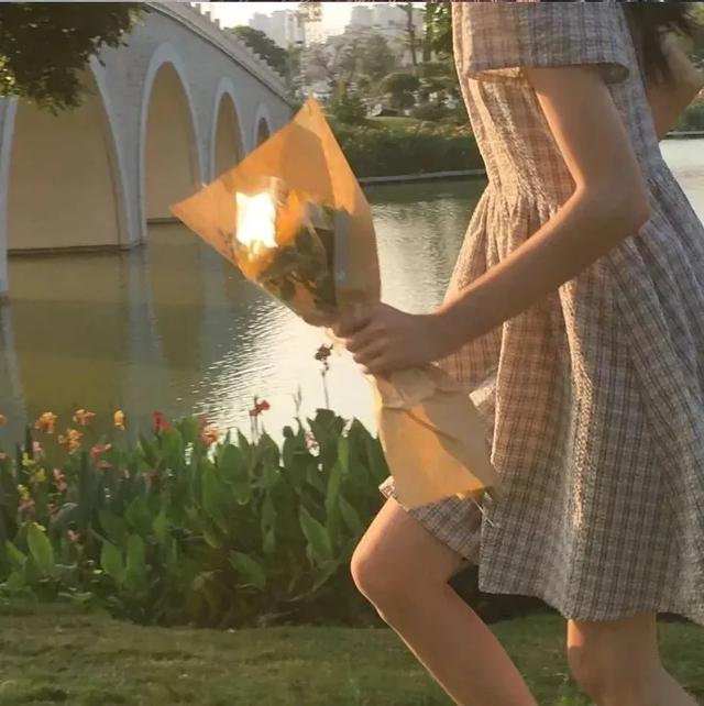 性感头像女生个性头像，女生性感头像／部位头像／“感动代替不了感情，念旧也回不到曾经” ​微信（部位头像丨一厢情愿，愿赌服输）