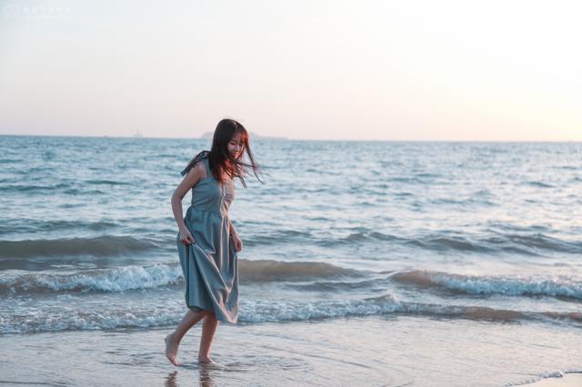 形容在海边吹海风很舒服的句子，坐在海边吹海风的句子（在三亚最美好事情）