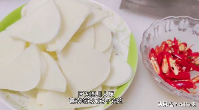 焦炒地瓜条怎么做，炒地瓜块的做法（厨房日记：爆炒地瓜）