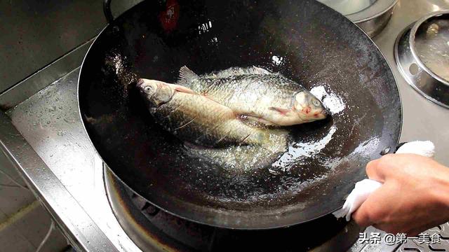 豆瓣鲫鱼的家常做法鱼，豆瓣鲫鱼的家常做法（厨师长分享“豆瓣鲫鱼”的做法）