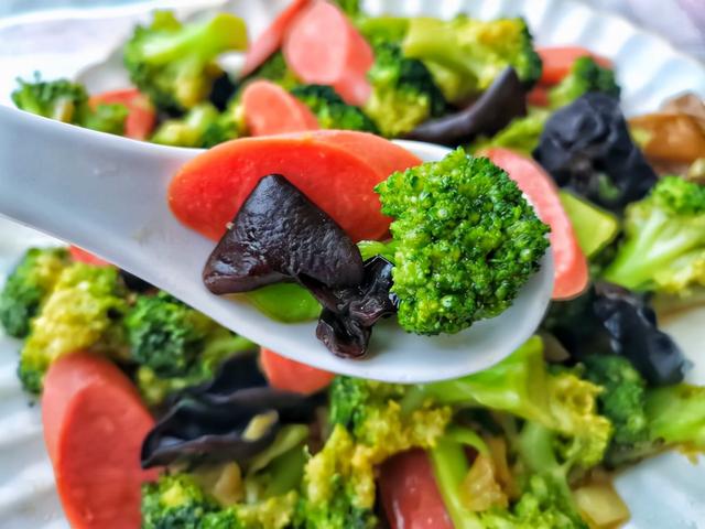 西兰花怎么炒，西兰花怎么炒好吃 家常（切记不要焯水和直接炒）