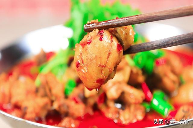 辣子鸡怎么炒才好吃，家常辣子鸡怎么炒（简单一翻一炒端上桌）