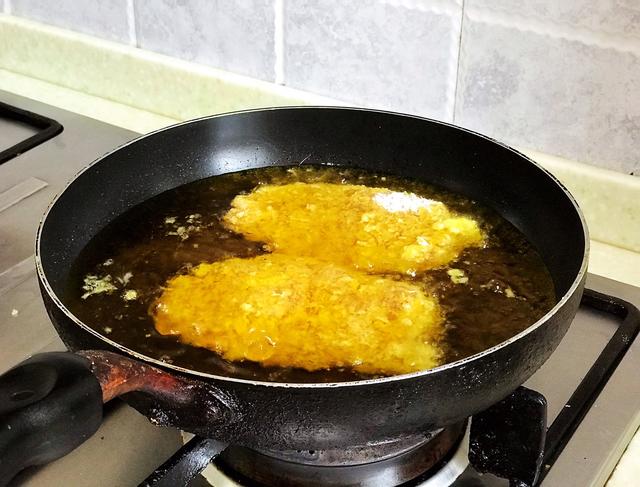 猪排盖饭怎么做，猪排盖饭怎么做好吃又简单（好吃到没话说的猪排盖浇饭）