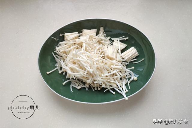 家常金针菇炒鸡蛋，金针菇炒鸡蛋的家常做法步骤（滑嫩鲜美的金针菇炒鸡蛋）
