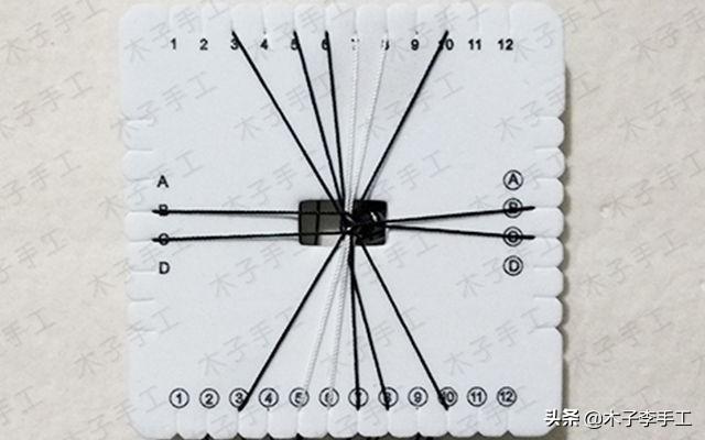 手机挂绳怎么装在手机壳上，手机壳怎么穿挂绳（用方形盘编器做的手机挂绳的编法图解）