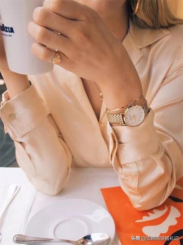 女人金镯子戴哪个手旺运(女人手表戴左手好,还是右手好)