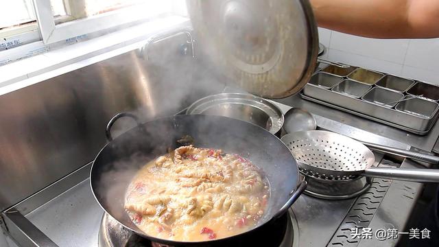 干锅肥肠，干锅肥肠的做法 视频（厨师长教你做“干锅肥肠”）