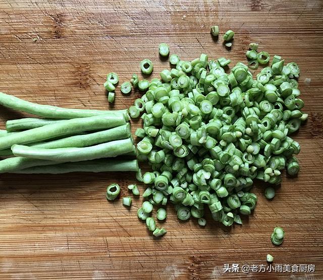 豆角包子素馅的做法，豆角素包子家常的做法（天天吃不腻给肉也不换）