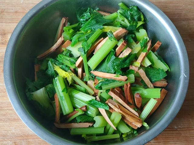 西芹培根炒豆干怎么做，西芹培根炒豆干怎么做好吃（西芹炒豆干家常做法）