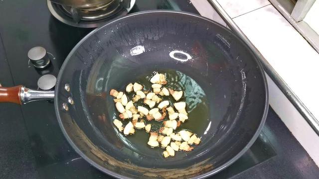 芹菜怎么炒好吃，芹菜怎么炒又脆又入味（饭店炒的芹菜为啥那么好吃）