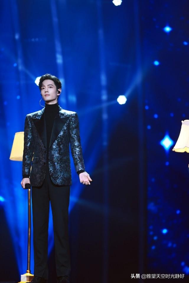 肖战手机壁纸无水印   高颜值小哥哥安利一下，肖战手机壁纸高清壁纸 满屏无水印（暖心男神肖战三十款高清时尚穿搭手机壁纸、背景图～怎么穿都好看）