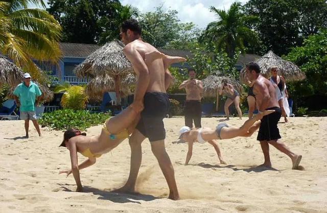 梅根多高 泳衣，梅根多高（三点式比基尼展现惊艳身材）