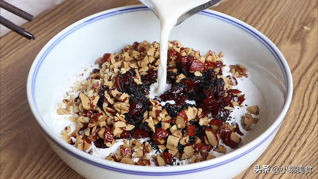 如何简单做蒸米粉，在家做蒸米粉的做法（搅成糊简单一蒸就搞定）