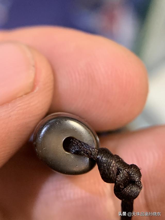 今天对天珠两侧孔道进行详细剖析先来观察这枚老天珠:两侧孔道风化纹