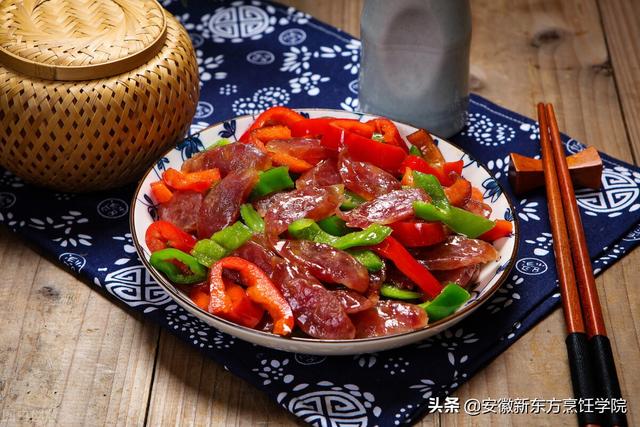 香芹炒腊肠的做法，香芹炒腊肠的做法窍门（一周家常菜系列：腊肠炒香芹）