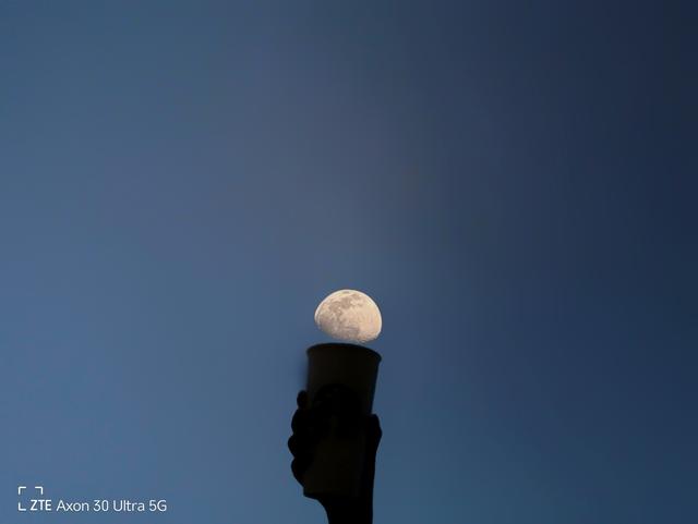 手机拍月亮参数，能拍月亮的手机有哪些（用手机这样拍出高级感创意月亮照片）