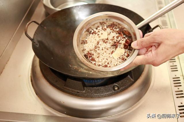 正宗盐水鸭的做法，家庭版盐水鸭制作方法窍门（香料只用八角、花椒）