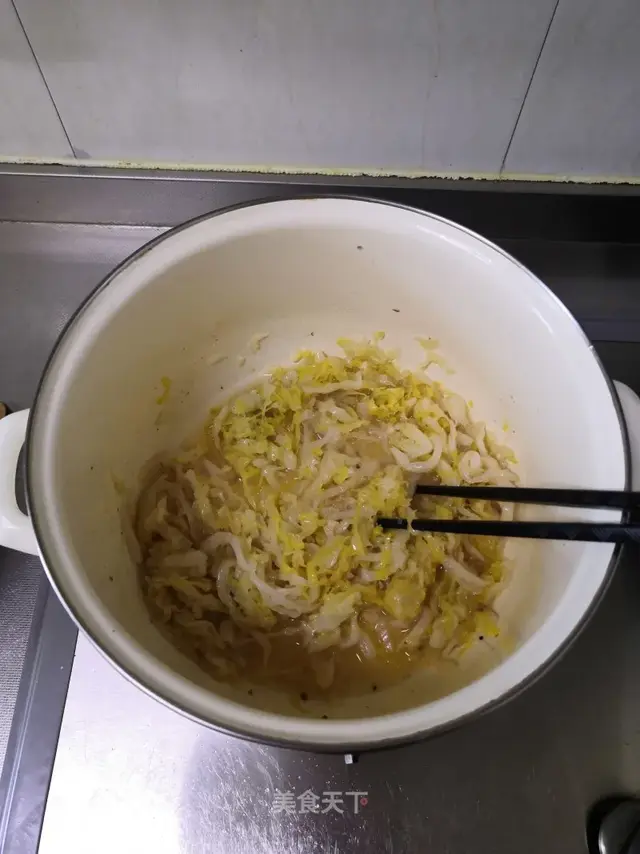 酸菜排骨炖粉条，酸菜排骨炖粉条的做法（口感酸爽很是下饭）